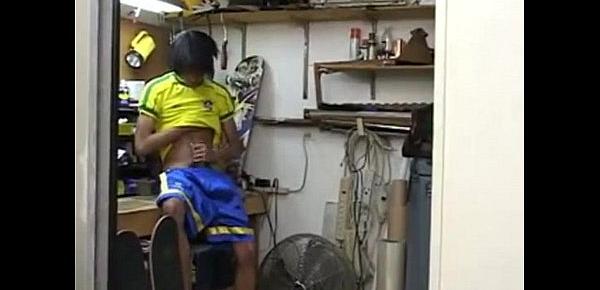  Jóvenes brasileros consiguen follar en el taller
